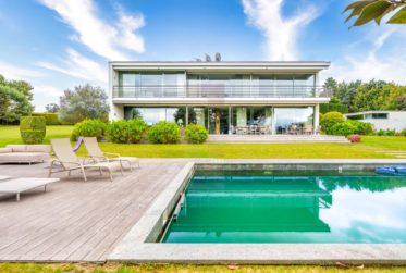 Maison d'architecte à Cologny avec piscine et vue lac