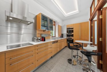 Exclusive house with large garden in Vandoeuvres