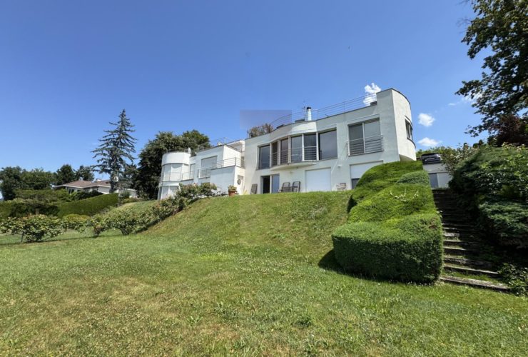 10 Rooms House, Villa