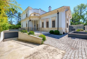 Exclusive house with large garden in Vandoeuvres