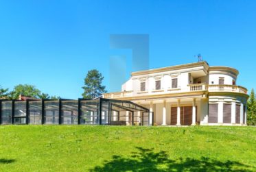 Exclusive house with large garden in Vandoeuvres