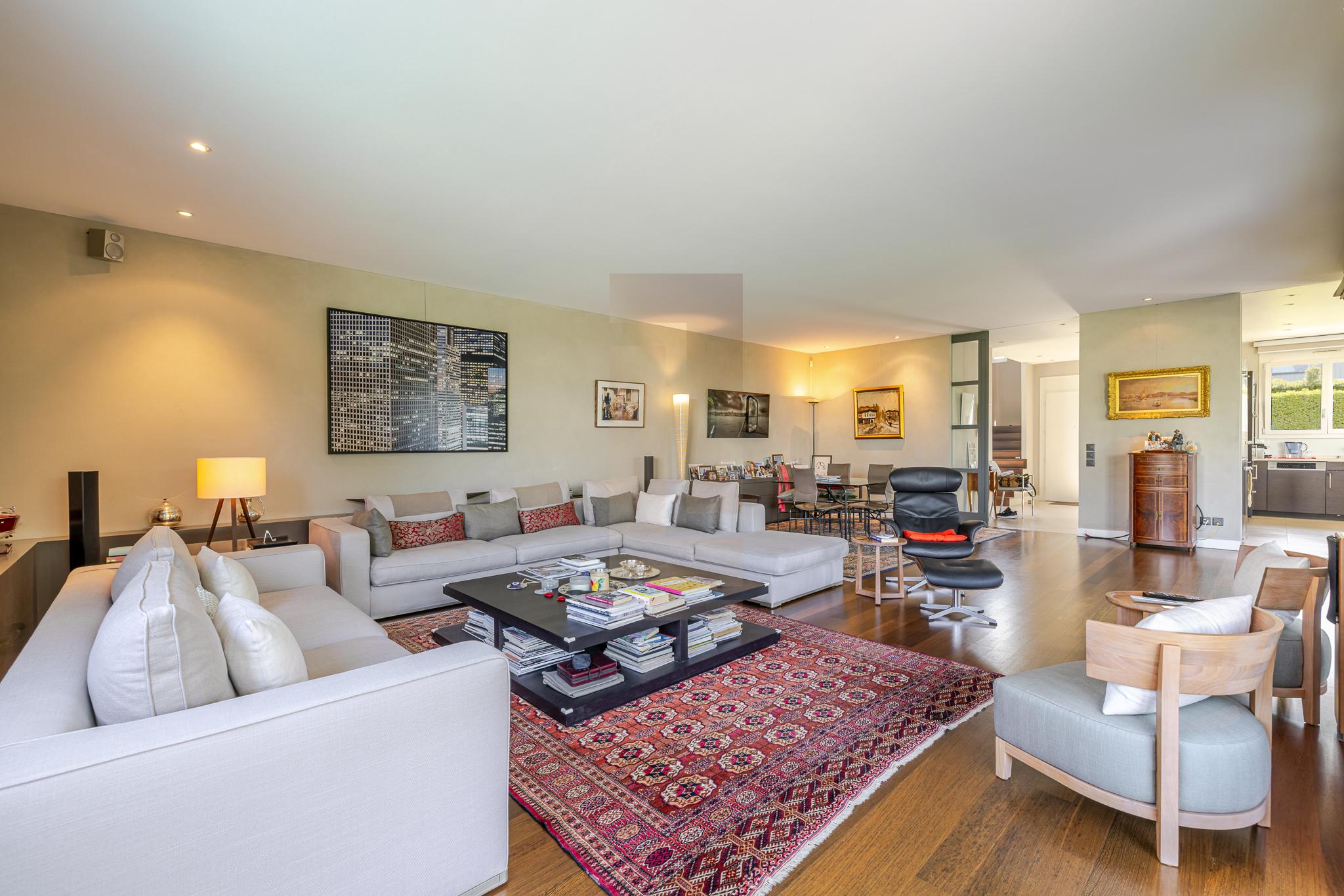 Co-exclusivité: Villa contemporaine avec piscine au cœur de Vésenaz