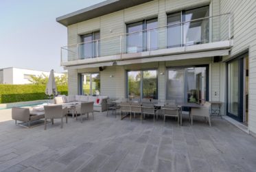 Co-exclusivité: Villa contemporaine avec piscine au cœur de Vésenaz