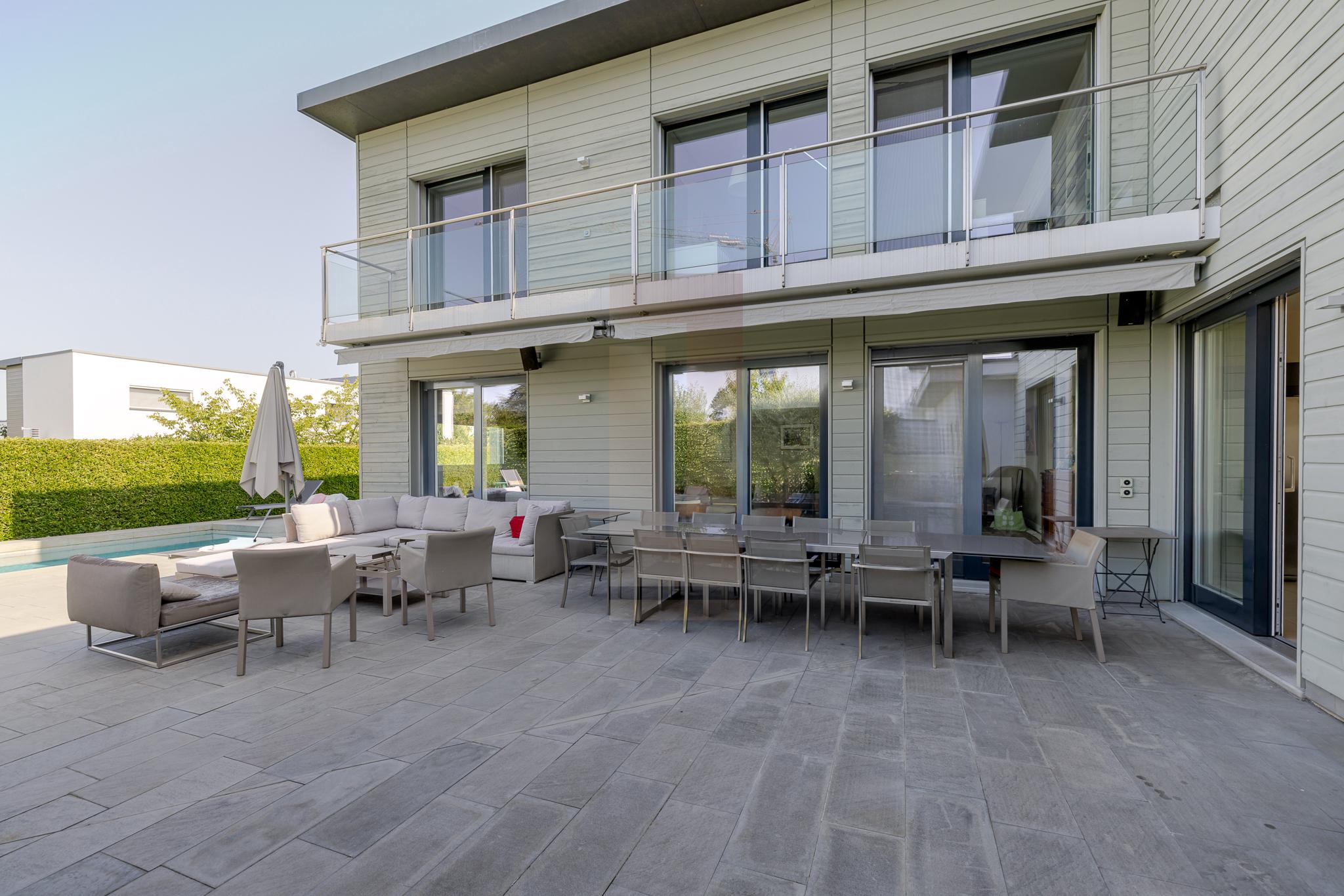 Co-exclusivité: Villa contemporaine avec piscine au cœur de Vésenaz