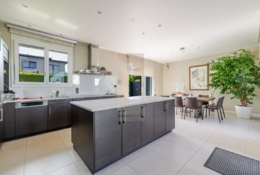 Co-exclusivité: Villa contemporaine avec piscine au cœur de Vésenaz