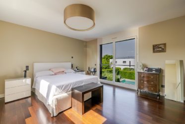 Co-exclusivité: Villa contemporaine avec piscine au cœur de Vésenaz