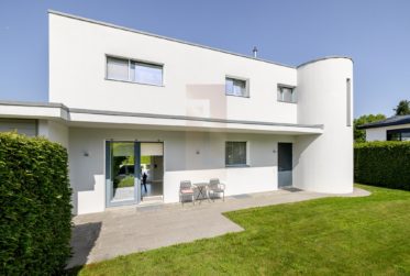 Co-exclusivité: Villa contemporaine avec piscine au cœur de Vésenaz