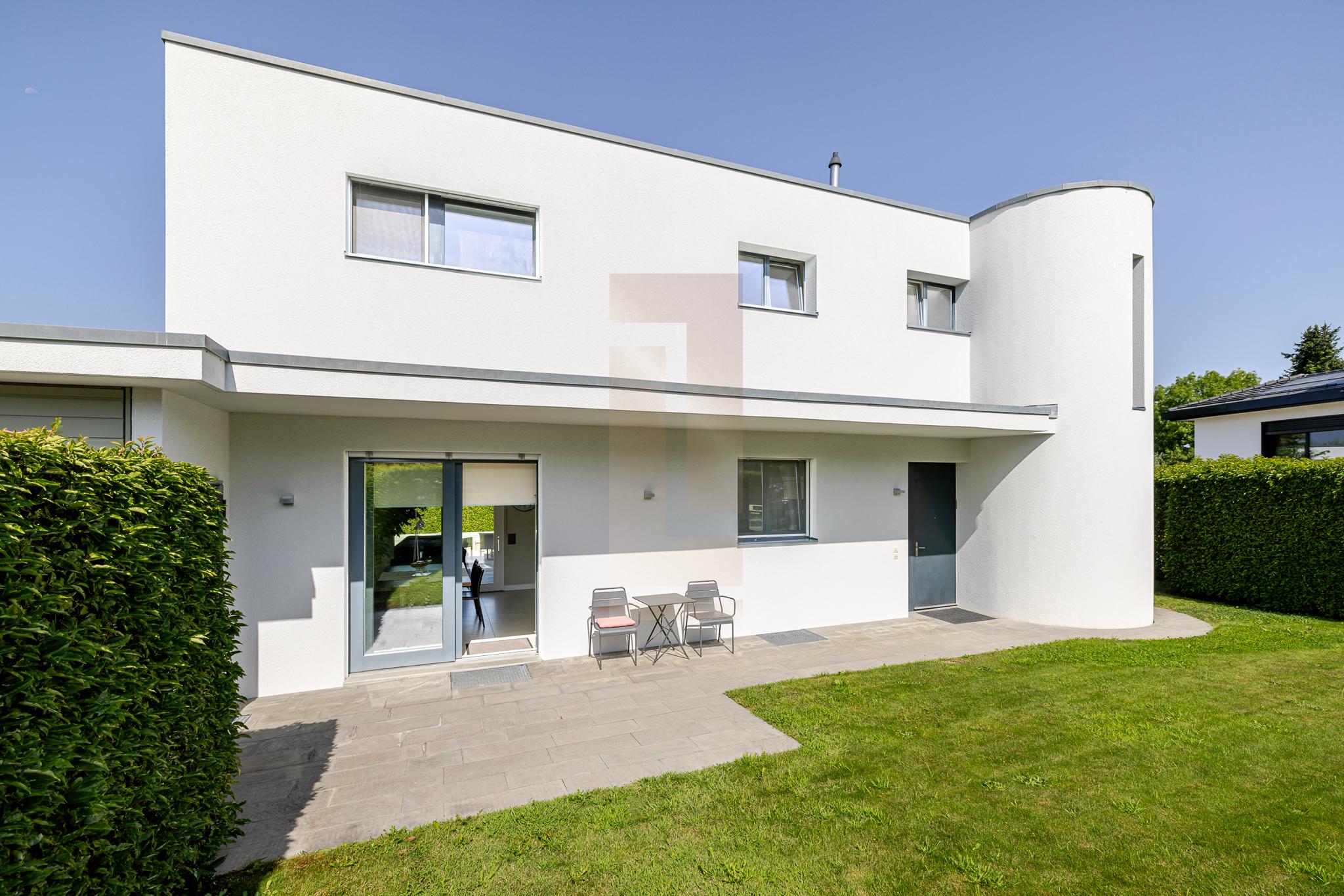 Co-exclusivité: Villa contemporaine avec piscine au cœur de Vésenaz