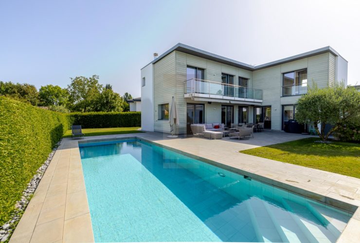 Contemporary Villa with Pool in Vésenaz