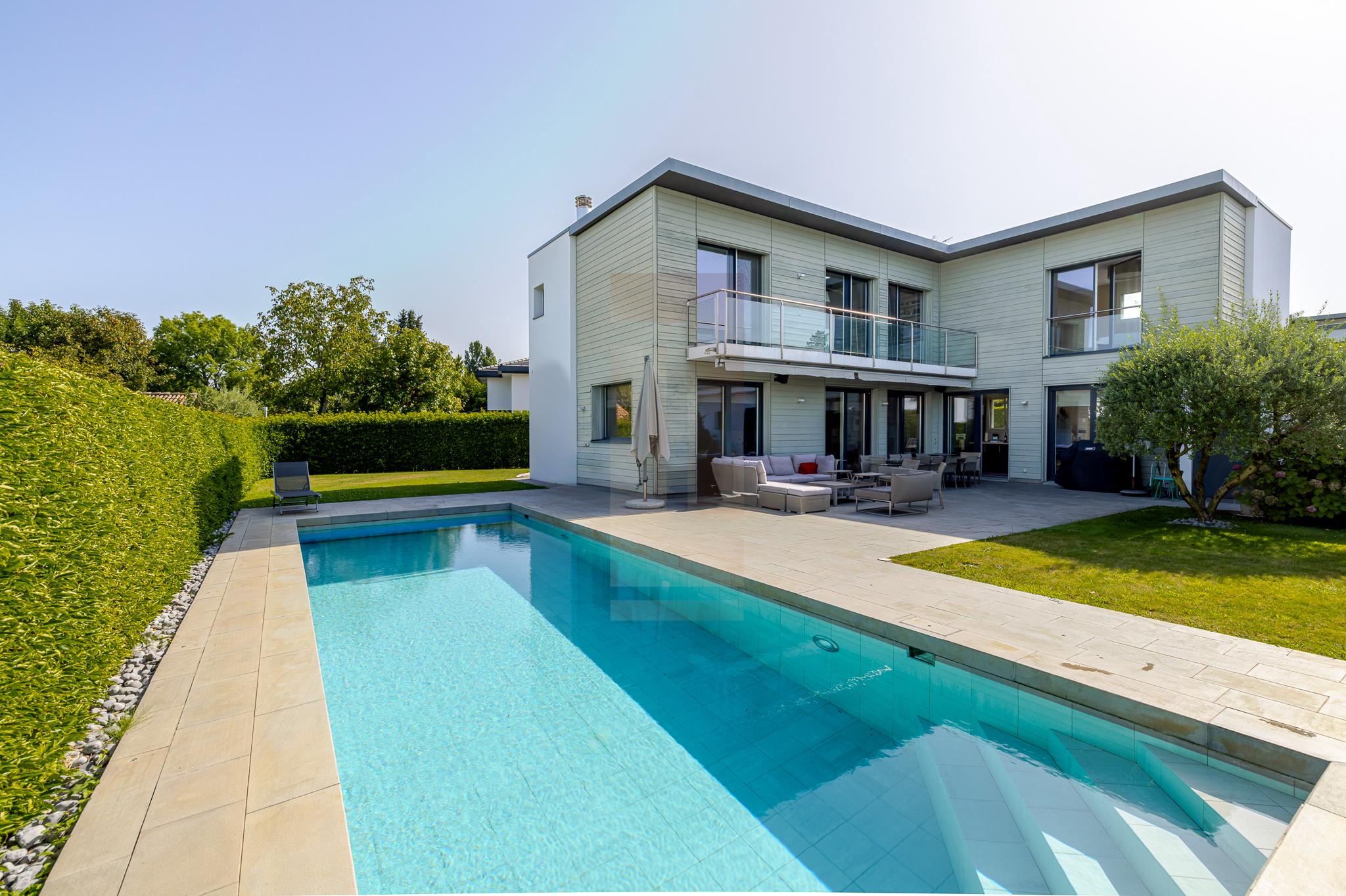Co-exclusivité: Villa contemporaine avec piscine au cœur de Vésenaz