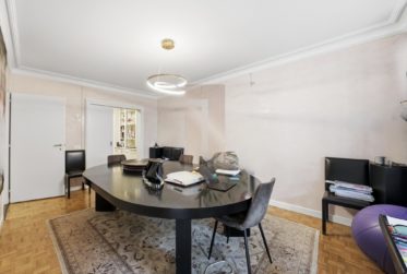Prestigious dual-aspect apartment in Champel