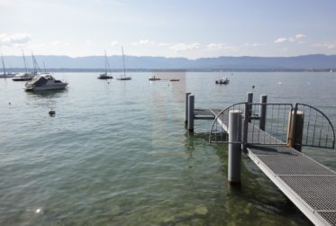Magnifique villa contemporaine meublée pieds-dans-l'eau