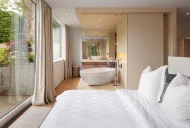 Magnifique villa contemporaine meublée pieds-dans-l'eau