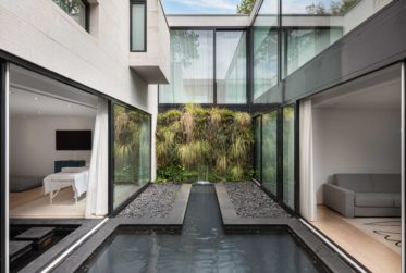 Magnifique villa contemporaine meublée pieds-dans-l'eau