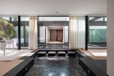 Magnifique villa contemporaine meublée pieds-dans-l'eau