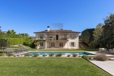 En exclusivité : Magnifique maison rénovée avec piscine